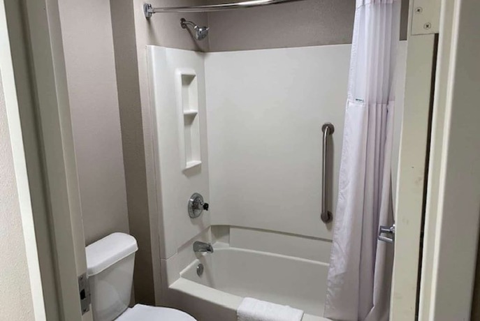Imagen de la habitación del Hotel Baymont By Wyndham Topeka. Foto 5