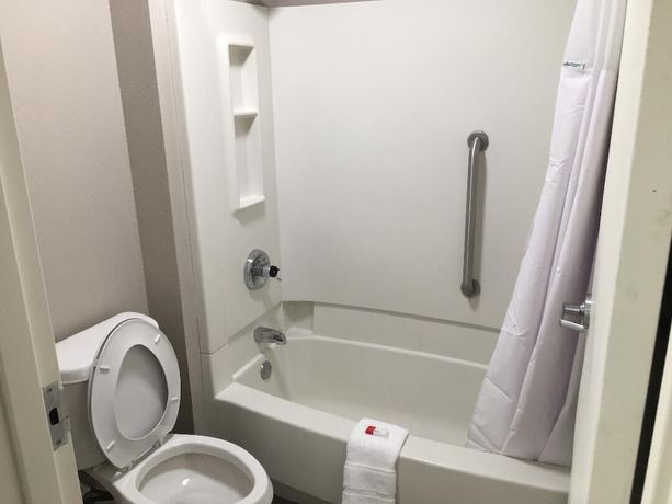 Imagen de la habitación del Hotel Baymont By Wyndham Topeka. Foto 7
