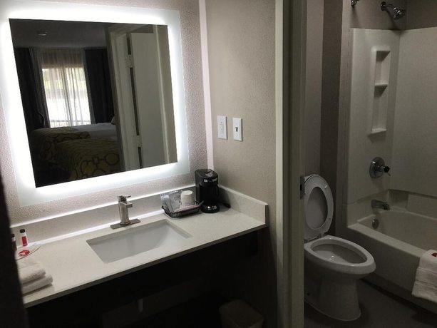 Imagen de la habitación del Hotel Baymont By Wyndham Topeka. Foto 9