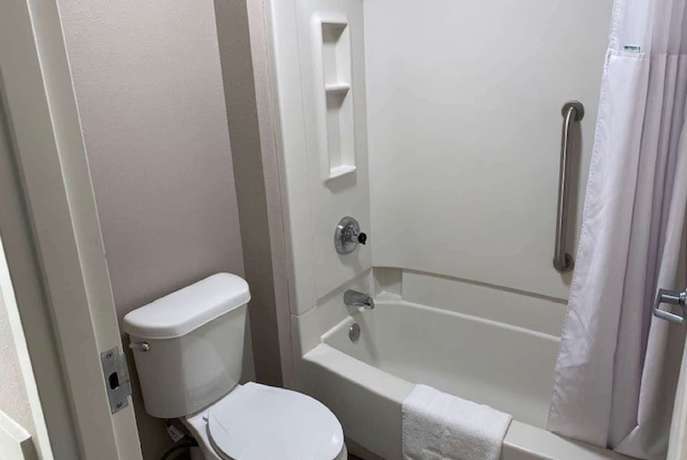 Imagen de la habitación del Hotel Baymont By Wyndham Topeka. Foto 10