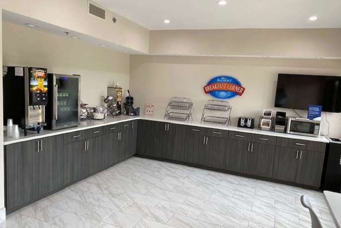 Imagen del bar/restaurante del Hotel Baymont By Wyndham Topeka. Foto 3