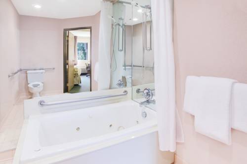 Imagen de la habitación del Hotel Baymont By Wyndham Traverse City. Foto 4