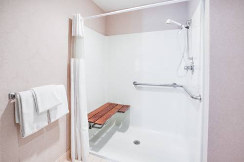 Imagen de la habitación del Hotel Baymont By Wyndham Traverse City. Foto 5