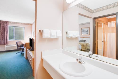 Imagen de la habitación del Hotel Baymont By Wyndham Traverse City. Foto 6