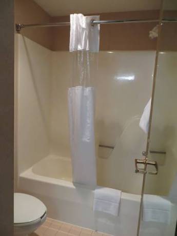 Imagen de la habitación del Hotel Baymont By Wyndham Traverse City. Foto 9