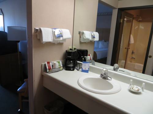 Imagen de la habitación del Hotel Baymont By Wyndham Traverse City. Foto 11
