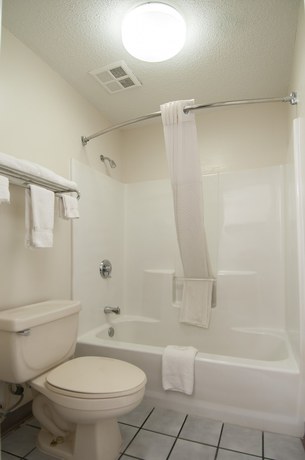 Imagen de la habitación del Hotel Baymont By Wyndham Tuscaloosa. Foto 11