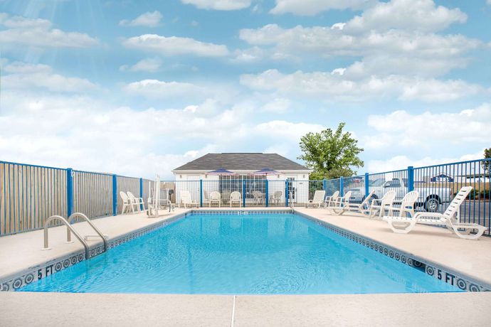 Imagen de la piscina del Hotel Baymont By Wyndham Tuscaloosa. Foto 20