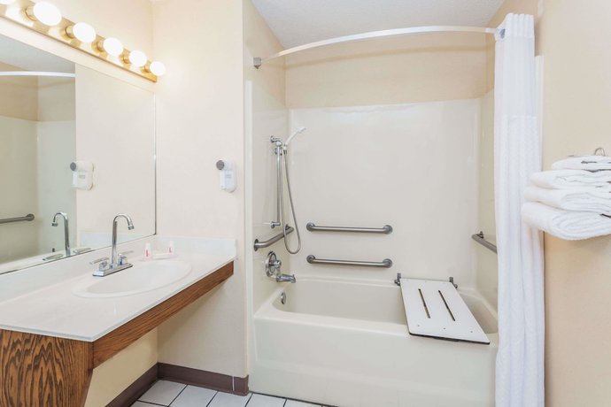 Imagen de la habitación del Hotel Baymont By Wyndham Valdosta At Valdosta Mall. Foto 5