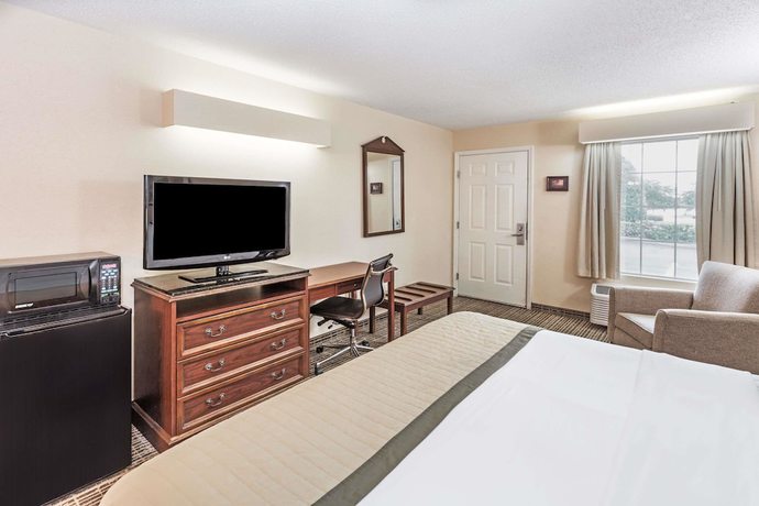 Imagen de la habitación del Hotel Baymont By Wyndham Valdosta At Valdosta Mall. Foto 9