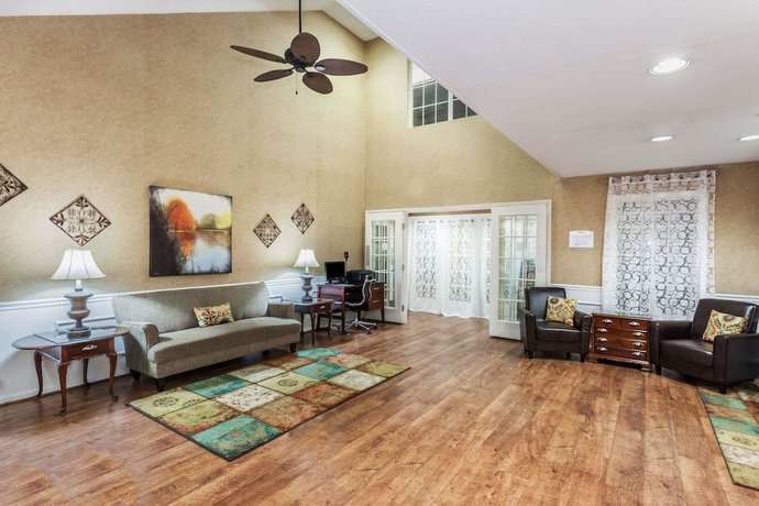Imagen de los interiores del Hotel Baymont By Wyndham Valdosta At Valdosta Mall. Foto 17