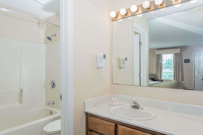 Imagen de la habitación del Hotel Baymont By Wyndham Valdosta At Valdosta Mall. Foto 13