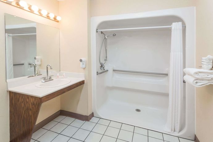 Imagen de la habitación del Hotel Baymont By Wyndham Valdosta At Valdosta Mall. Foto 14