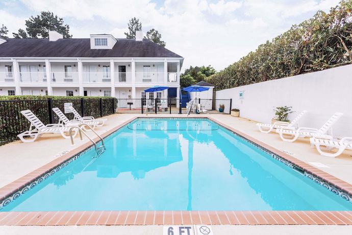 Imagen de la piscina del Hotel Baymont By Wyndham Valdosta At Valdosta Mall. Foto 20