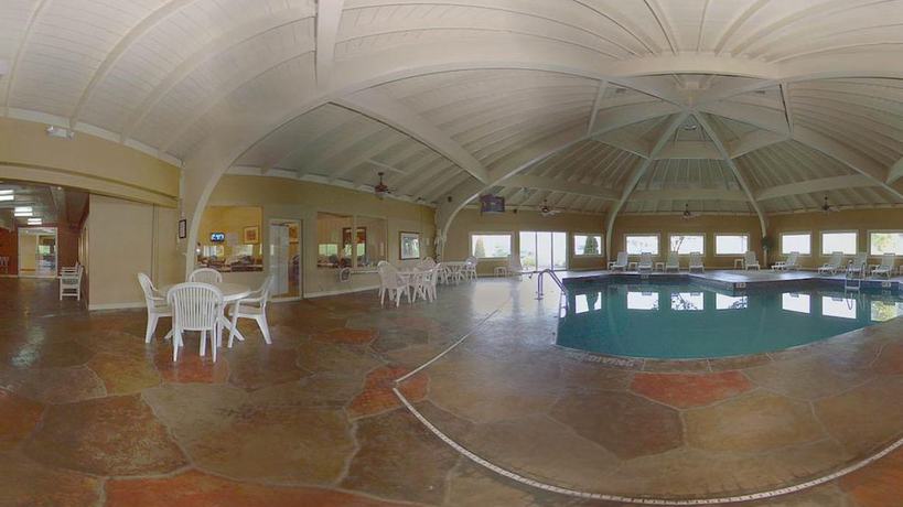 Imagen de la piscina del Hotel Baymont By Wyndham Youngstown. Foto 19