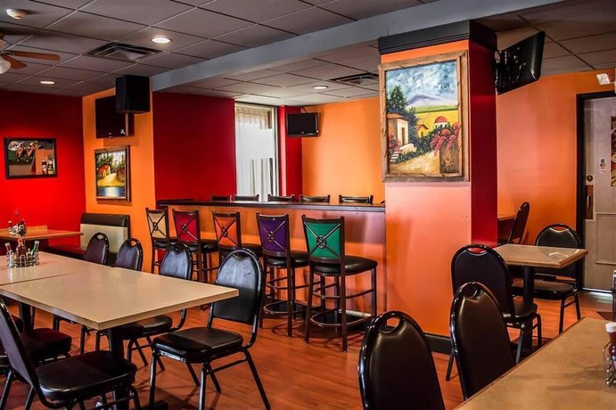 Imagen del bar/restaurante del Hotel Baymont By Wyndham Youngstown. Foto 4