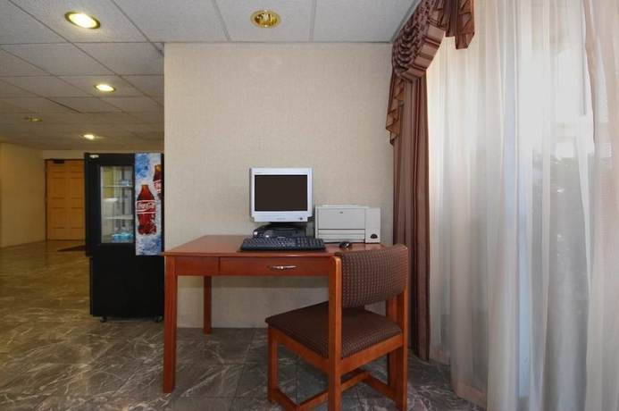 Imagen de los interiores del Hotel Baymont By Wyndham Youngstown. Foto 17