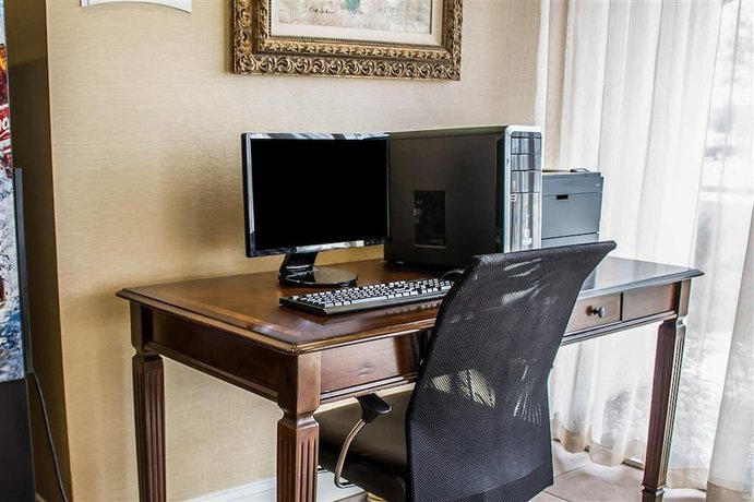 Imagen de los interiores del Hotel Baymont By Wyndham Youngstown. Foto 18