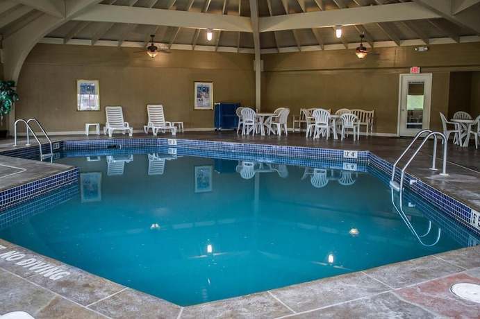 Imagen de la piscina del Hotel Baymont By Wyndham Youngstown. Foto 20