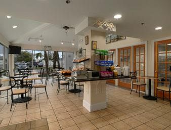 Imagen del bar/restaurante del Hotel Baymont Inn And Suites Wilmington. Foto 2