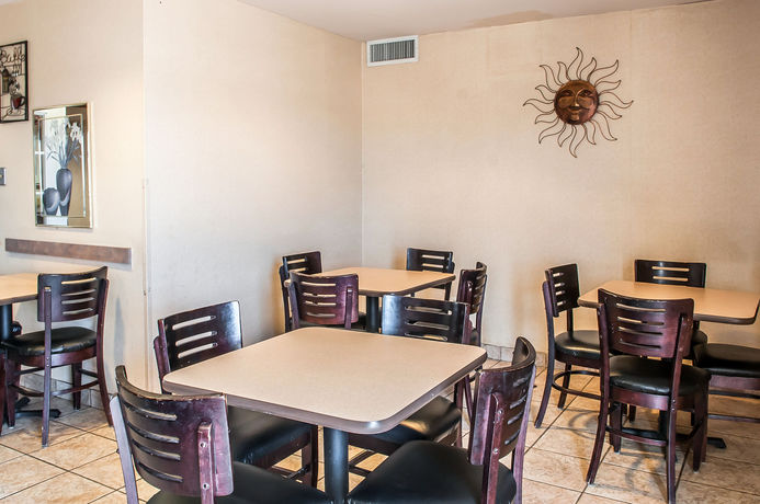 Imagen del bar/restaurante del Hotel Baymont Inn By Wyndham Farmington. Foto 2