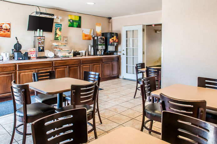 Imagen del bar/restaurante del Hotel Baymont Inn By Wyndham Farmington. Foto 3