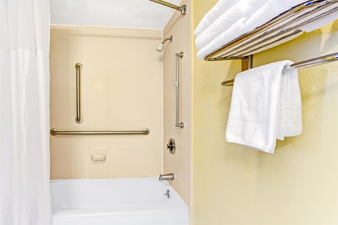 Imagen de la habitación del Hotel Baymont Inn Kissimmee. Foto 3