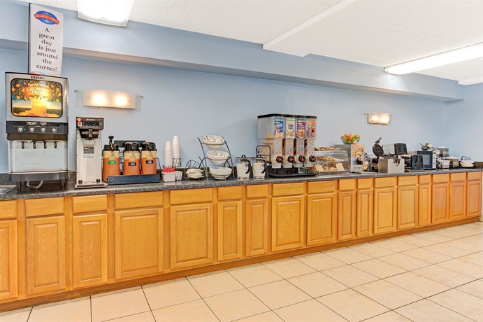 Imagen del bar/restaurante del Hotel Baymont Inn Kissimmee. Foto 2