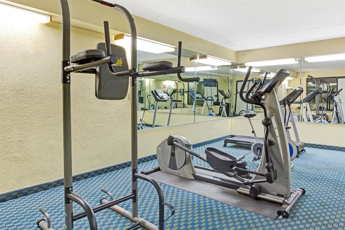 Imagen de los interiores del Hotel Baymont Inn Kissimmee. Foto 14