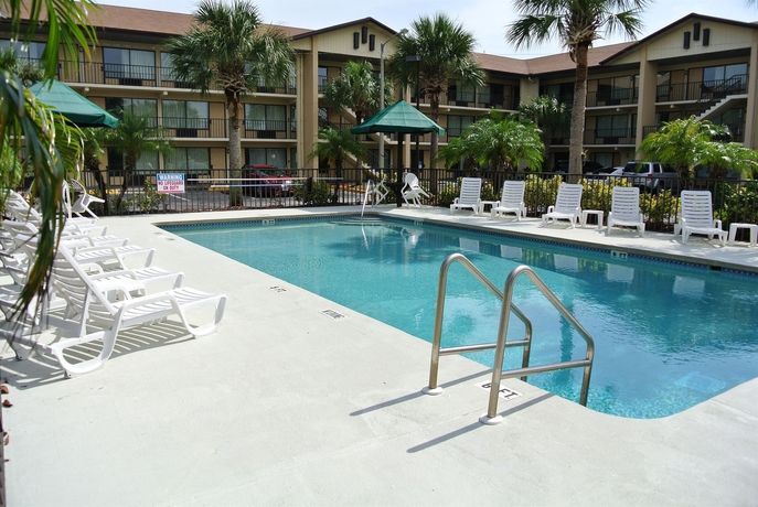 Imagen de la piscina del Hotel Baymont Inn Kissimmee. Foto 16