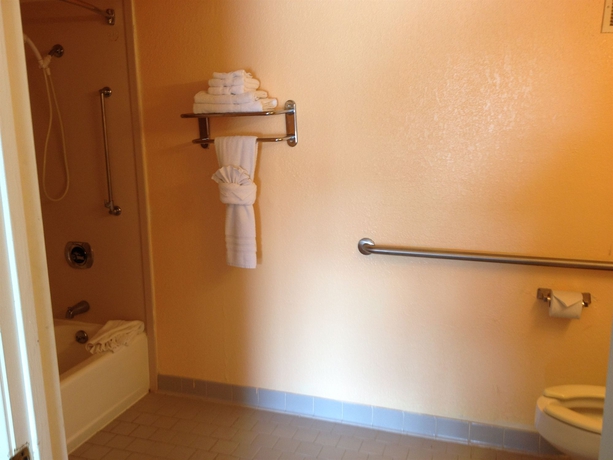 Imagen de la habitación del Hotel Baymont Inn Kissimmee. Foto 9