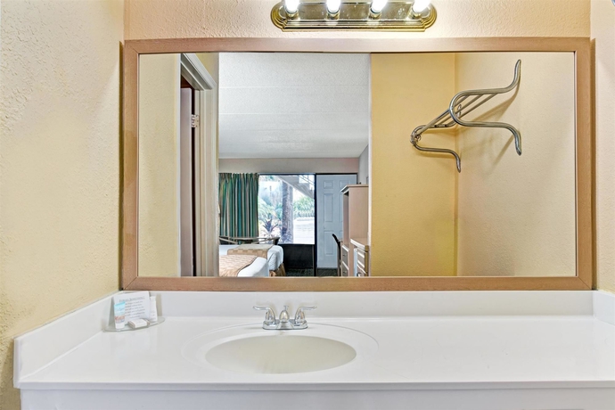 Imagen de la habitación del Hotel Baymont Inn Kissimmee. Foto 11
