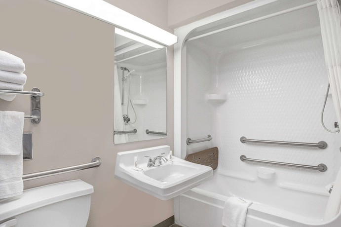 Imagen de la habitación del Hotel Baymont Inn and Suites By Wyndham San Marcos Outlet Malls. Foto 11