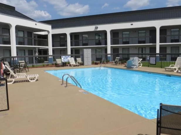 Imagen de la piscina del Hotel Baymont Inn and Suites Florence By Wyndham. Foto 19