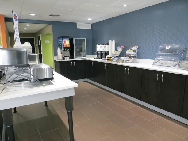 Imagen del bar/restaurante del Hotel Baymont Inn and Suites Florence By Wyndham. Foto 3