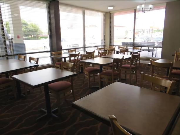 Imagen del bar/restaurante del Hotel Baymont Inn and Suites Florence By Wyndham. Foto 4