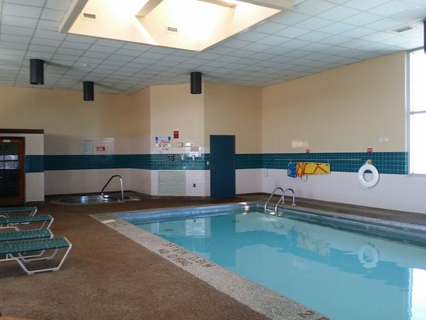 Imagen de la piscina del Hotel Baymont Inn and Suites Grand Rapids Near Downtown. Foto 15