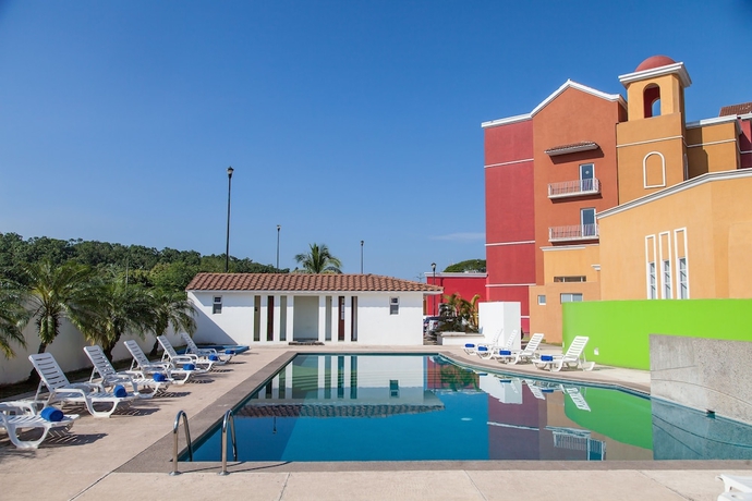 Imagen de la piscina del Hotel Baymont Inn and Suites Lazaro Cardenas. Foto 17