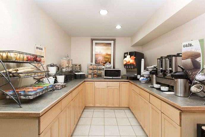 Imagen del bar/restaurante del Hotel Baymont Inn and Suites by Wyndham Anchorage Airport. Foto 2