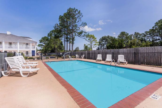 Imagen de la piscina del Hotel Baymont by Wyndham Albany at Albany Mall. Foto 19