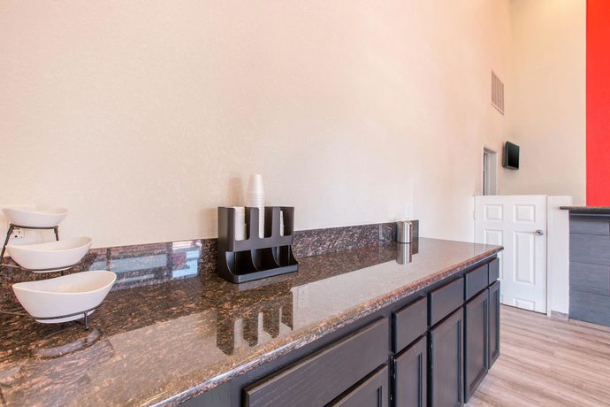 Imagen de los interiores del Hotel Baymont by Wyndham Bakersfield. Foto 18