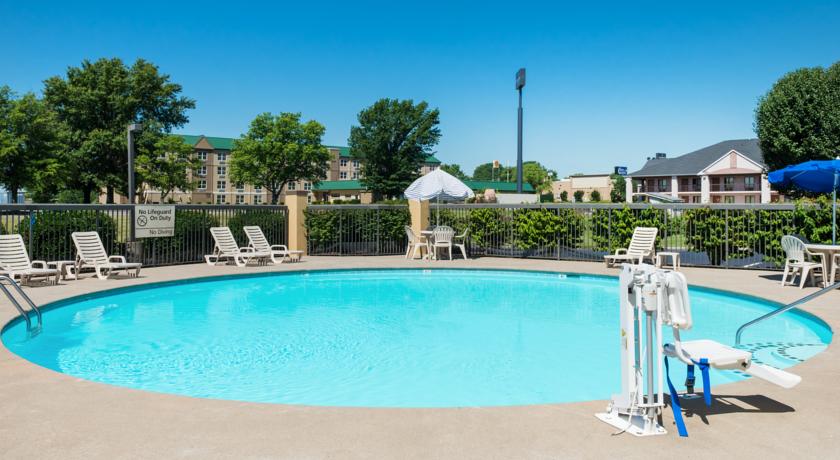 Imagen de la piscina del Hotel Baymont by Wyndham Clarksville Northeast. Foto 10
