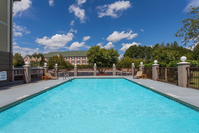 Imagen de la piscina del Hotel Baymont by Wyndham Columbia Fort Jackson. Foto 18