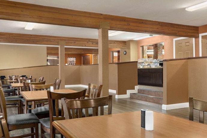 Imagen del bar/restaurante del Hotel Baymont by Wyndham Cortez. Foto 6