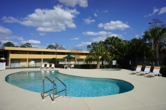 Imagen de la piscina del Hotel Baymont by Wyndham Daytona Beach/Intl Speedway. Foto 15
