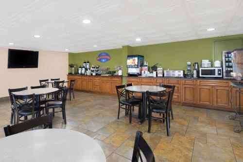 Imagen del bar/restaurante del Hotel Baymont by Wyndham Goodlettsville Nashville. Foto 2
