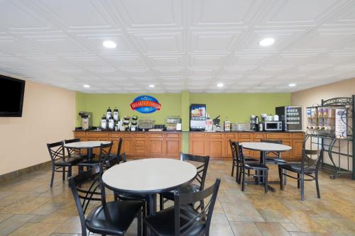 Imagen del bar/restaurante del Hotel Baymont by Wyndham Goodlettsville Nashville. Foto 3