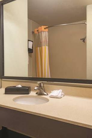 Imagen de la habitación del Hotel Baymont by Wyndham Henderson-Northeast Denver. Foto 7