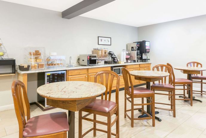 Imagen del bar/restaurante del Hotel Baymont by Wyndham Henrietta/Rochester. Foto 4