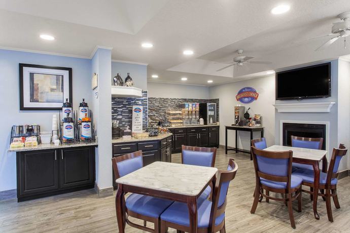 Imagen del bar/restaurante del Hotel Baymont by Wyndham Jacksonville/Butler Blvd. Foto 3
